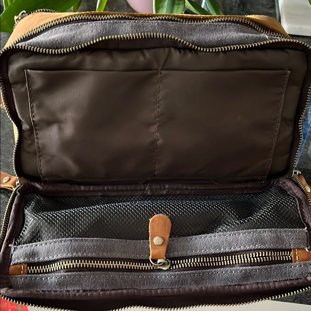 🍾🥂Host pick🎉NWOT waxed canvas & leather Men's toiletry Bag - Picture 2 of 10